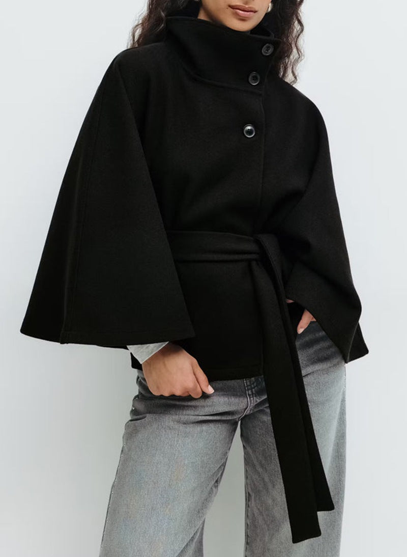Manteau court à col montant avec ceinture