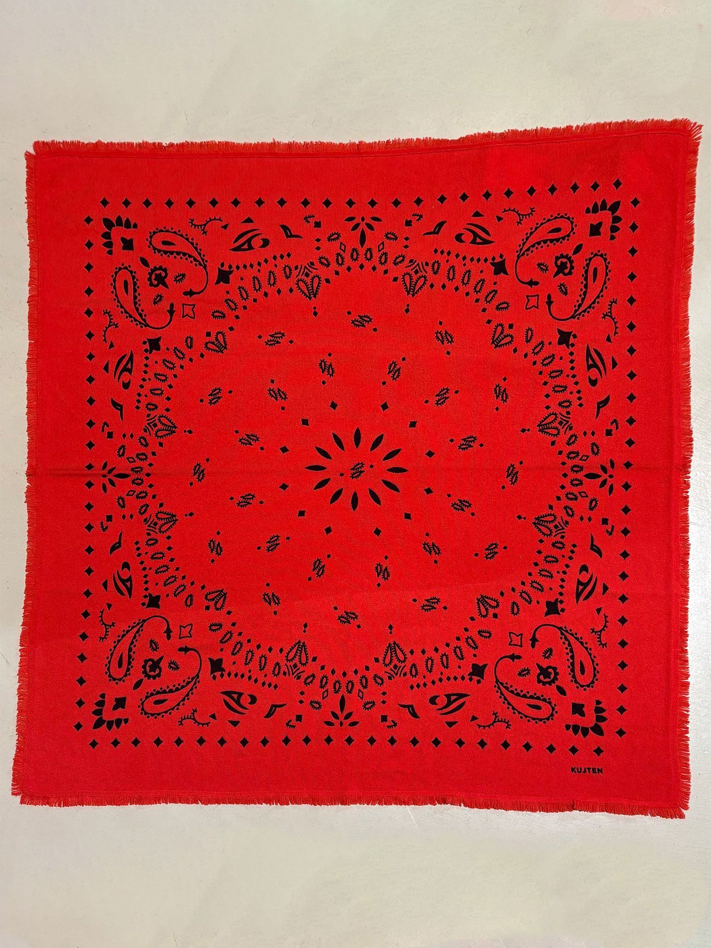 Foulard Carré Élégant Motif Tendance